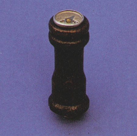 Klick zeigt Details von Magnetkompass mit Holzsäule