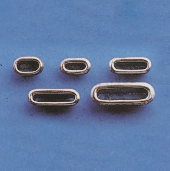 Klick zeigt Details von Speigat oder Klüse, länglich-oval, 18 x 6 x 6 mm